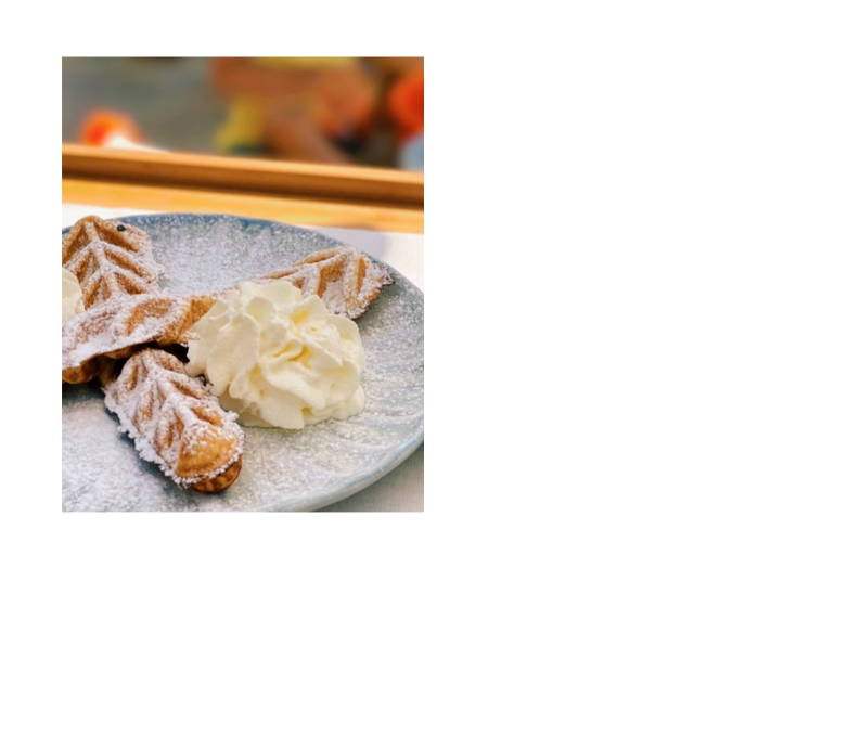gaufres-nature-gelateria Photo d'une assiette de la Plage du Festival à Cannes de gaufres saupoudrées de sucre glace et accompagnées de chantilly.