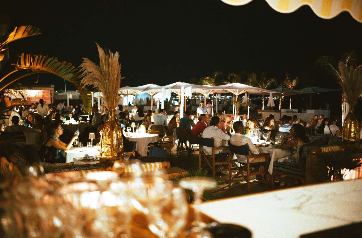 Photo du restaurant de la Plage du Festival à Cannes de nuit